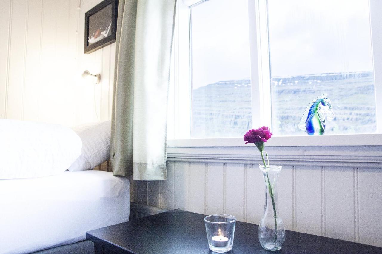 Fossardalur Guesthouse ดูปิวอเกอร์ ภายนอก รูปภาพ