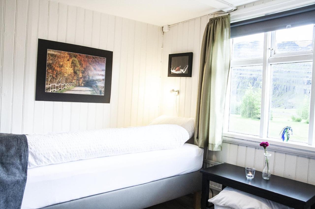 Fossardalur Guesthouse ดูปิวอเกอร์ ภายนอก รูปภาพ